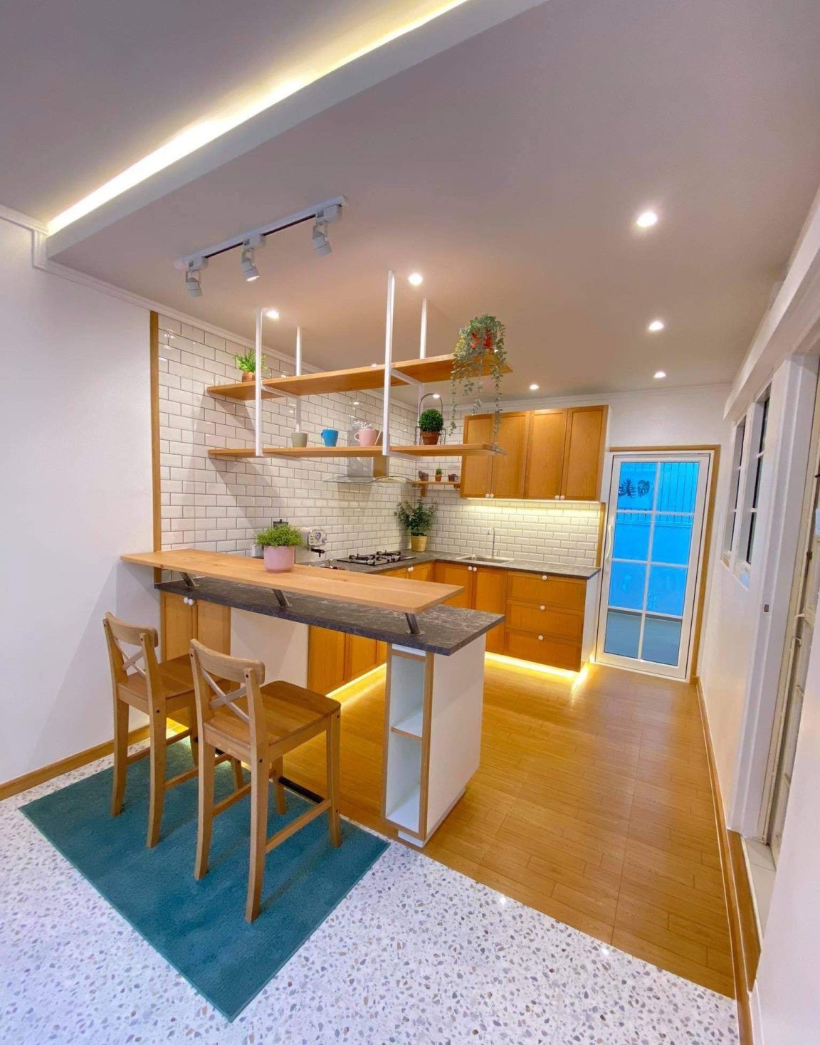 Small U-Shaped Kitchen Idea with Breakfast Bar - Pro Home DecorS
