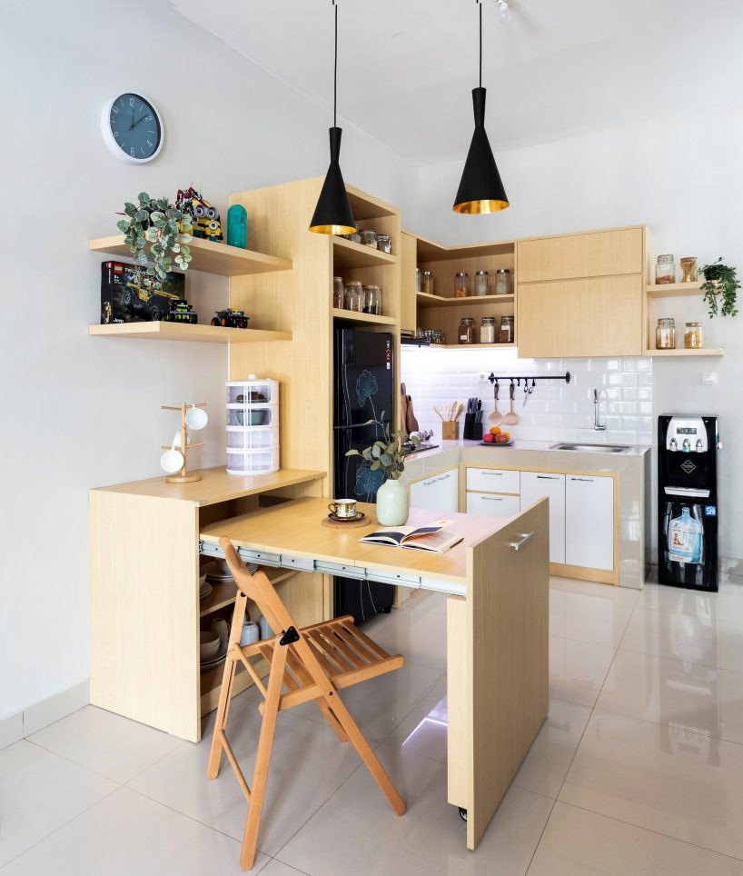 Small U-Shaped Kitchen Idea with Breakfast Bar - Pro Home DecorS