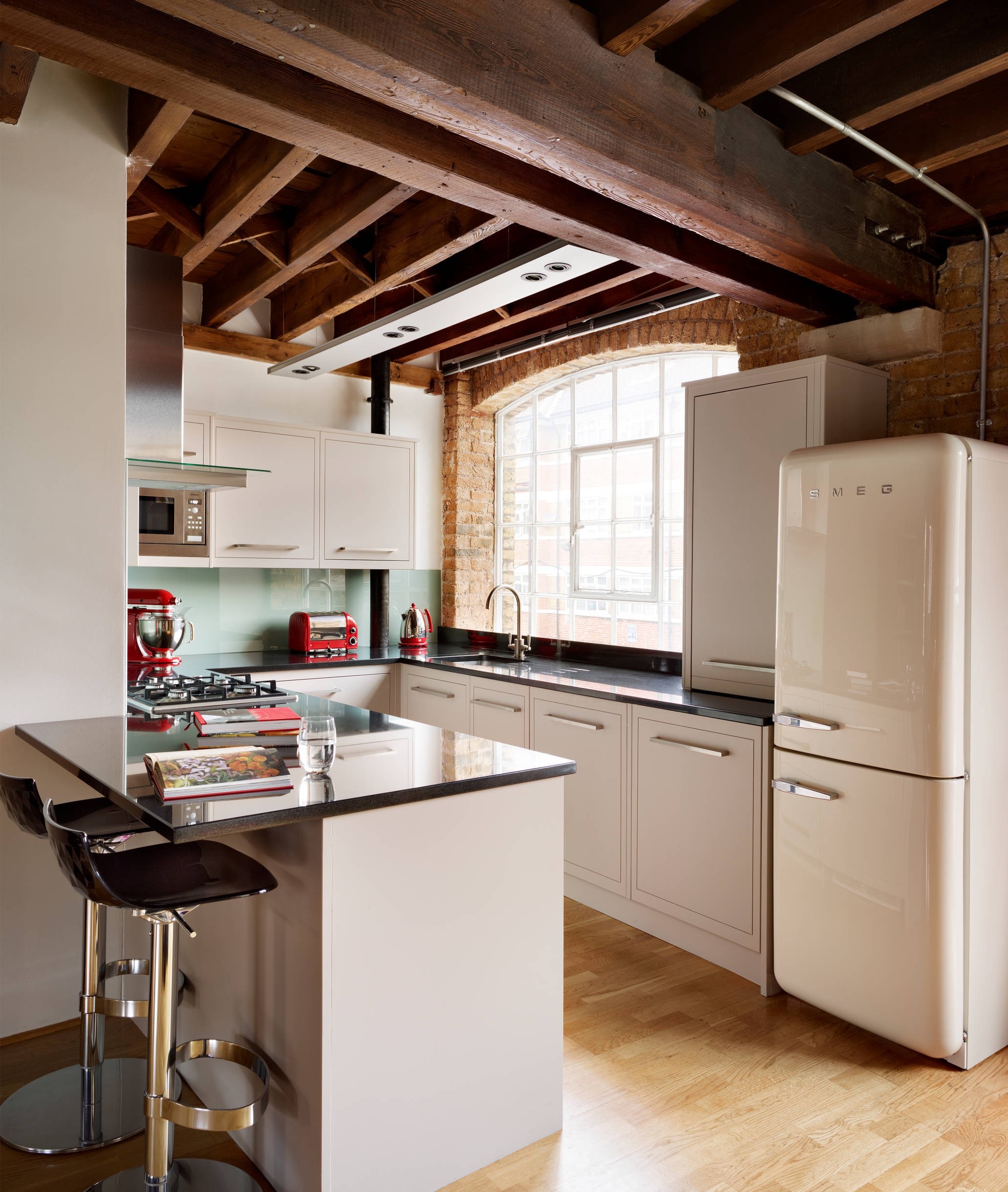 Small U-Shaped Kitchen Idea with Breakfast Bar - Pro Home DecorS