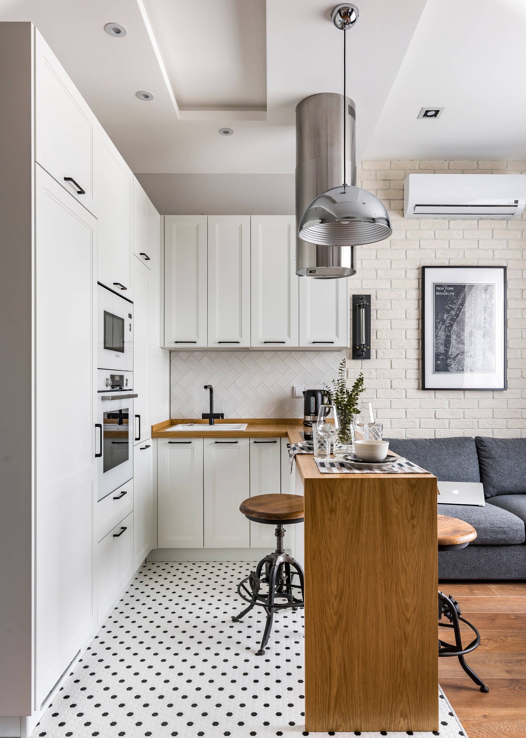 Small U-Shaped Kitchen Idea with Breakfast Bar - Pro Home DecorS